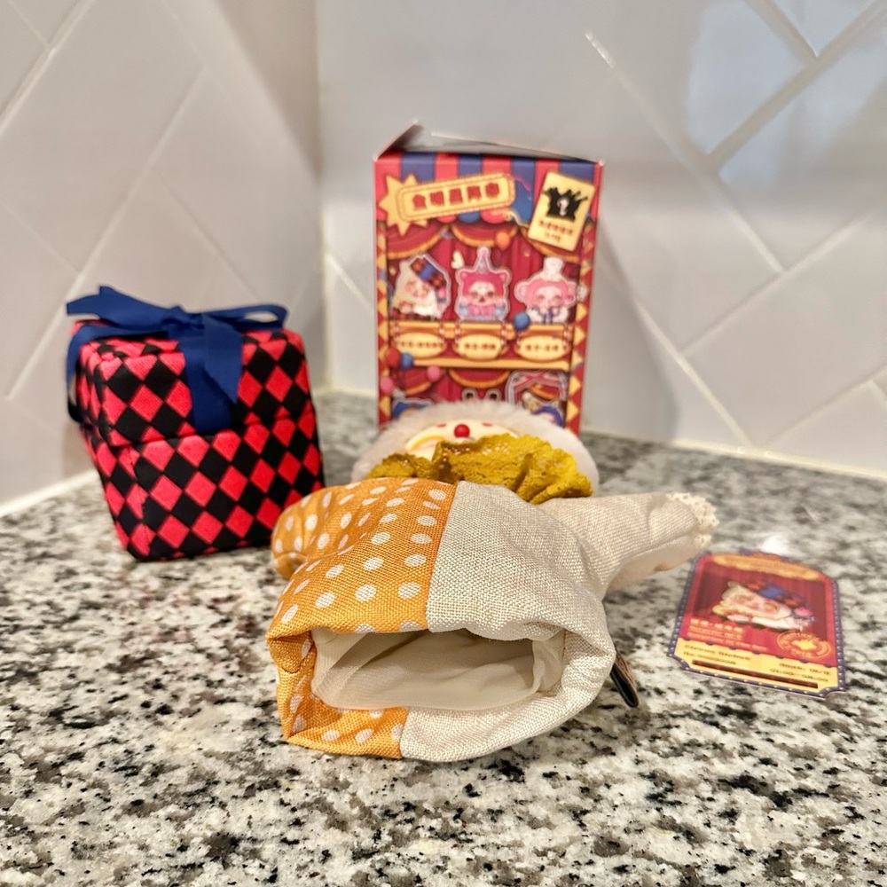 Cino’s Dreamland Circus-Surprise in the Box - Picture 4 of 5